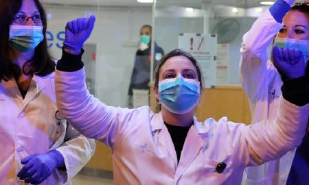 Los trabajadores de salud en Barcelona, España, 20 de marzo de 2020 / Reuters Los trabajadores de salud en Barcelona, España, 20 de marzo de 2020 / Reuters