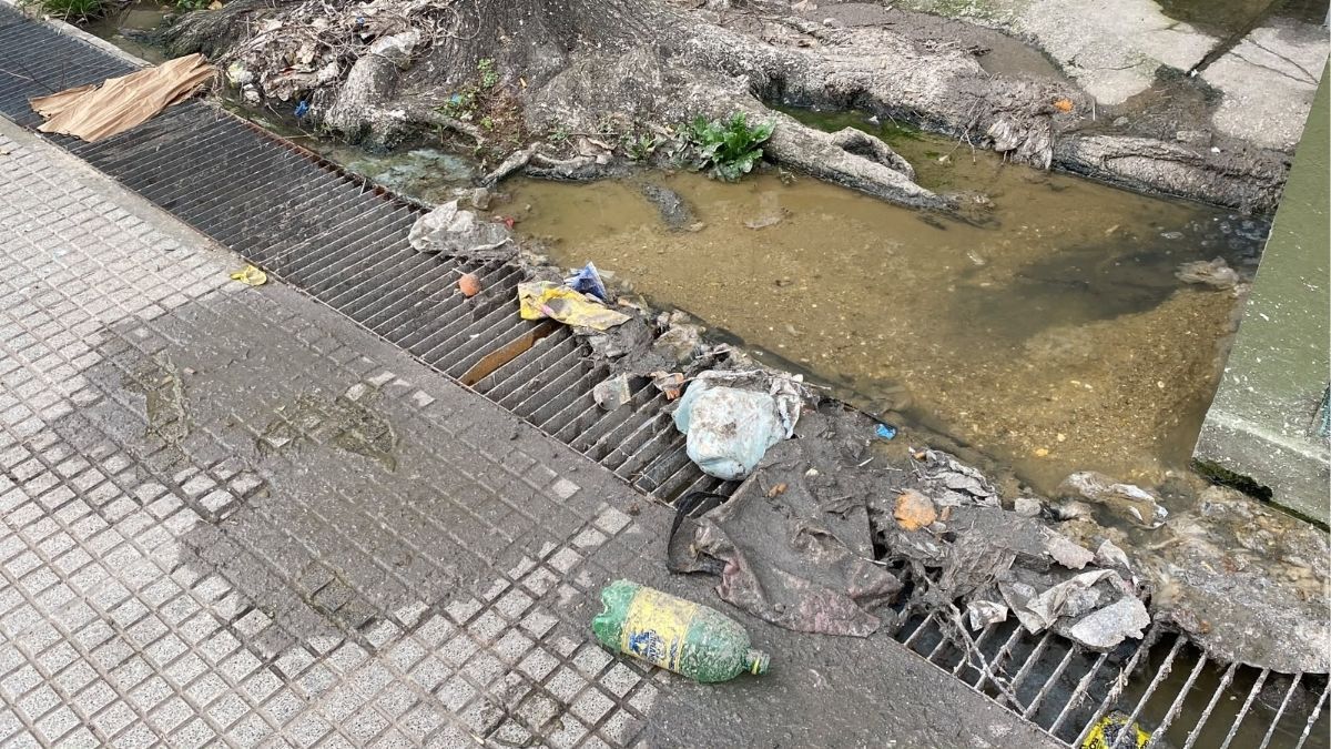 Vecinos de barrio El Pozo denunciaron serios problemas por desbordes cloacales que afectan a la Torre 4 y reclamaron una respuesta urgente de las autoridades.