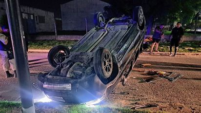 Volcó una camioneta en la zona sur de Rosario: el conductor, de 16 años, salió ileso