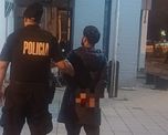 El sospechoso fue interceptado durante la madrugada en las calles de Laguna Paiva. La Policía también constató daños en un comercio. El sospechoso fue interceptado durante la madrugada en las calles de Laguna Paiva. La Policía también constató daños en un comercio.