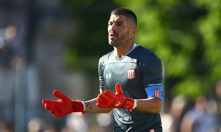 El arquero de Estudiantes de La Plata considera que el fútbol argentino no es atractivo para los jugadores del exterior. El arquero de Estudiantes de La Plata considera que el fútbol argentino no es atractivo para los jugadores del exterior.