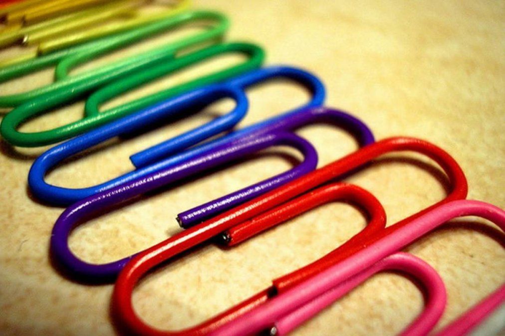 Clips de colores.