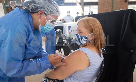 El Ministerio de Salud, que ratificó que la inoculación disminuye la potencial ocurrencia de complicaciones, hospitalizaciones y muerte. El Ministerio de Salud, que ratificó que la inoculación disminuye la potencial ocurrencia de complicaciones, hospitalizaciones y muerte.