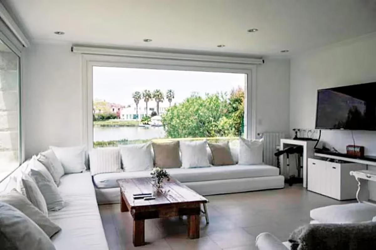 El living de Marcelo Tinelli en Nordelta.