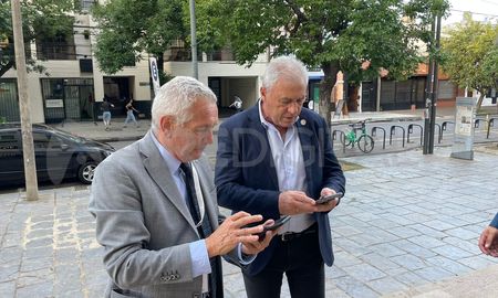 Nery Pumpido y Carlos Iparraguirre, en la puerta de la Facultad de Ciencias Jurídicas y Sociales, donde se llevó a cabo la Jornada Internacional del Derecho al Deporte. Nery Pumpido y Carlos Iparraguirre, en la puerta de la Facultad de Ciencias Jurídicas y Sociales, donde se llevó a cabo la Jornada Internacional del Derecho al Deporte.
