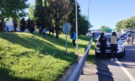 El delincuente, de unos 30 años, fue arrollado por un auto cuando era perseguido por la Policía. Resultó con varias contusiones. Los agentes le encontraron un arma blanca. El delincuente, de unos 30 años, fue arrollado por un auto cuando era perseguido por la Policía. Resultó con varias contusiones. Los agentes le encontraron un arma blanca.