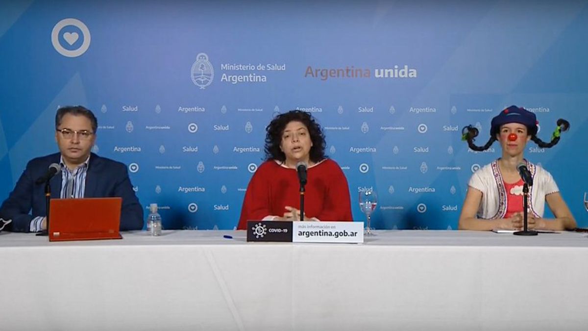 La imagen de los funcionarios nacionales de Salud dando el reporte de coronavirus este domingo junto a una payasa por el D&iacute;a de las Infancias.