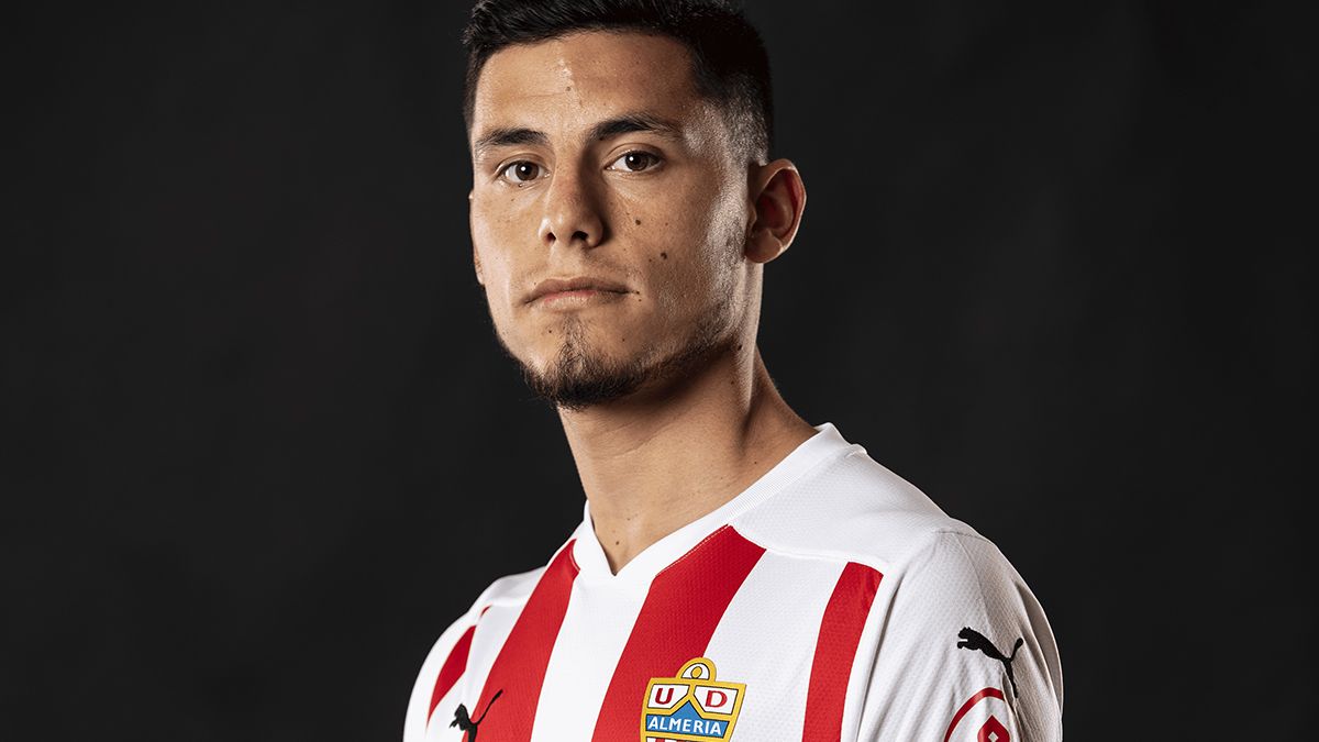 Lucas Robertone fue presentado como nuevo jugador del Almería de España.