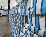 La demanda de camisetas, banderas y otros artículos de la Selección Argentina crece en los puestos callejeros de Santa Fe a horas de un nuevo partido.