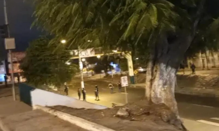 Dos cuerpos decapitados aparecieron colgando de un puente peatonal cerca de una escuela en Ecuador Dos cuerpos decapitados aparecieron colgando de un puente peatonal cerca de una escuela en Ecuador