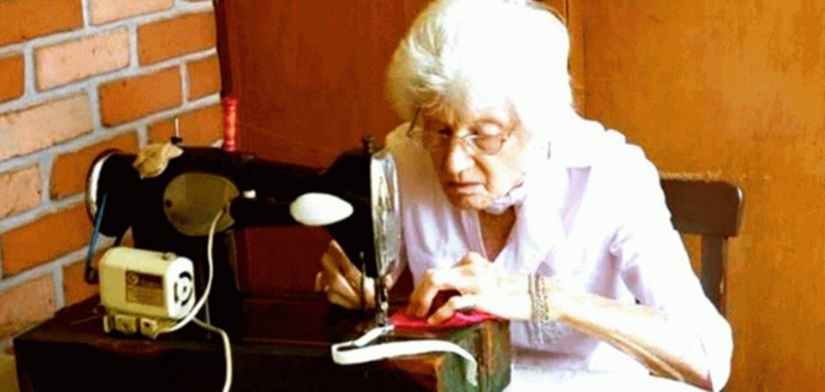 una abuelita de 89 años fabrica barbijos para el hospital de su pueblo