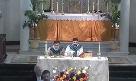 Un joven con un fusil desató caos en una iglesia en Estados Unidos. Un joven con un fusil desató caos en una iglesia en Estados Unidos.