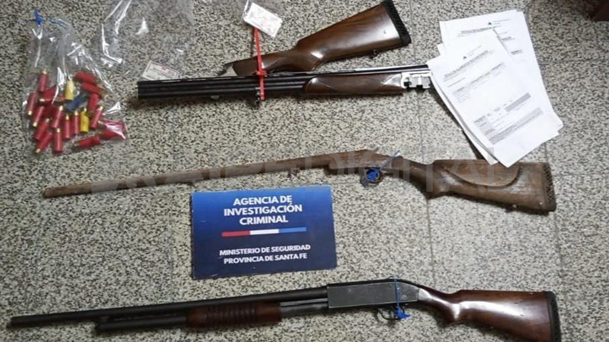 Las tres escopetas que fueron secuestradas en los allanamientos de la AIC.&nbsp;