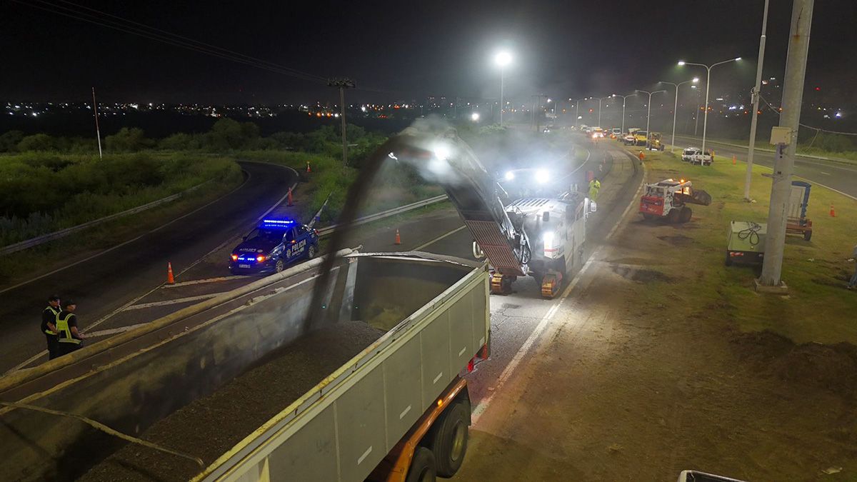 A partir de esta semana, desde las 20 hasta las 6, y durante un mes, el Gobierno Provincial puso en marcha nuevamente la modalidad de trabajos nocturnos para reparar y repavimentar un tramo de 4 kilómetros sobre la Autopista Rosario-Santa Fe. A partir de esta semana, desde las 20 hasta las 6, y durante un mes, el Gobierno Provincial puso en marcha nuevamente la modalidad de trabajos nocturnos para reparar y repavimentar un tramo de 4 kilómetros sobre la Autopista Rosario-Santa Fe.