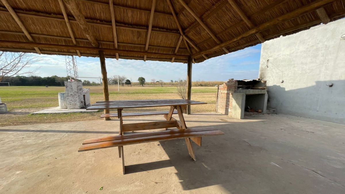 Las mesas que se robaron son de pino y estaban ubicadas en el quincho. Las mesas que se robaron son de pino y estaban ubicadas en el quincho.