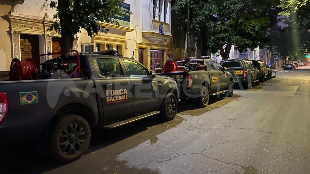 Los vehículos de la brigada brasileña permanecieron en la sede de la Policía Federal.