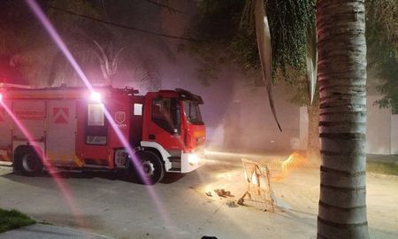 Un llamado al 911 alertó sobre humo en la zona y personal policial llegó primero al domicilio. Minutos después se sumó una dotación de Bomberos Zapadores. Un llamado al 911 alertó sobre humo en la zona y personal policial llegó primero al domicilio. Minutos después se sumó una dotación de Bomberos Zapadores.