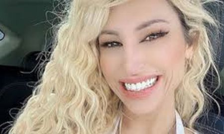 Vicky Xipolitakis y su bizarra manera de publicitar un producto. Vicky Xipolitakis y su bizarra manera de publicitar un producto.