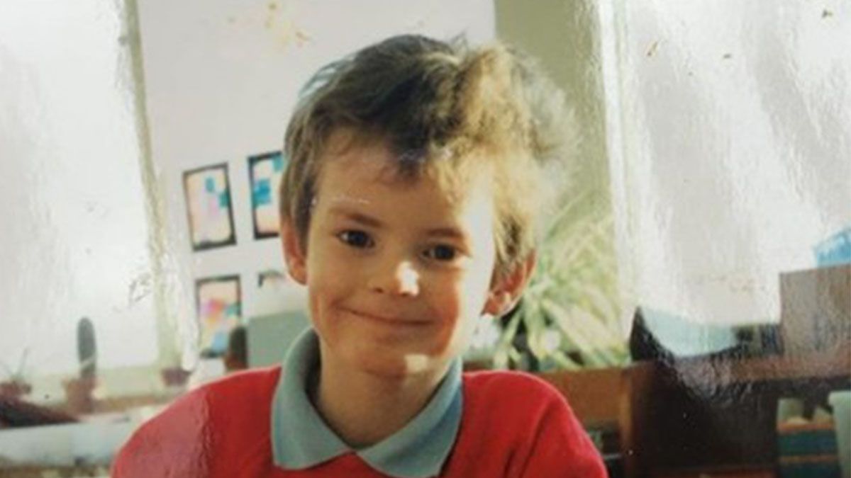 Andy asistía a la Dunblane Primary School (en la foto, con el buzo de la misma) y sobrevivió a la matanza que se produjo el 13 de marzo de 1996 porque se escondió debajo del escritorio de la dirección de la escuela. Años después, recordaría que, sollozando, junto con sus compañeros de clase cantaron canciones en voz baja, para ahogar los ruidos de los disparos. Andy asistía a la Dunblane Primary School (en la foto, con el buzo de la misma) y sobrevivió a la matanza que se produjo el 13 de marzo de 1996 porque se escondió debajo del escritorio de la dirección de la escuela. Años después, recordaría que, sollozando, junto con sus compañeros de clase cantaron canciones en voz baja, para ahogar los ruidos de los disparos.