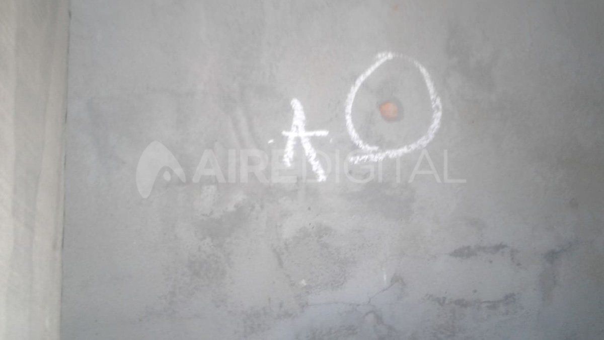 Una&nbsp;de las marcas que dej&oacute; la balacera contra la propiedad de barrio Yapey&uacute;.&nbsp;