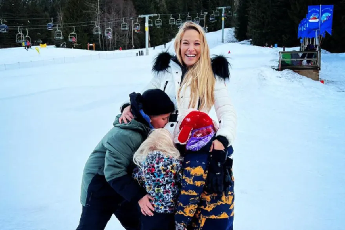 Luisana Lopilato junto a sus hijos tras el anuncio de su reciente embarazo.