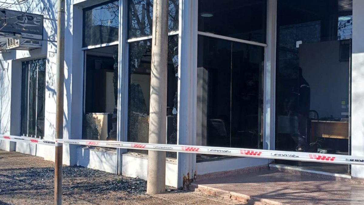 Así quedó la oficina tras el ataque de furia del cliente de la EPE en San Jorge. Así quedó la oficina tras el ataque de furia del cliente de la EPE en San Jorge.