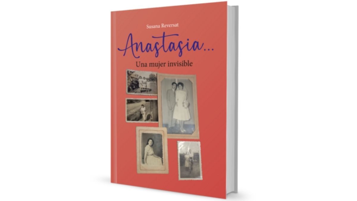 La escritora tiene publicado tres libros: La escritora tiene publicado tres libros: