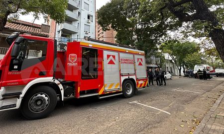 Una dotación de Bomberos Zapadores cortaron el tránsito de Junín, entre Urquiza y Francia. Una dotación de Bomberos Zapadores cortaron el tránsito de Junín, entre Urquiza y Francia.