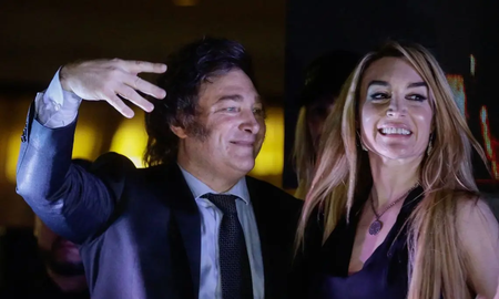 Javier Milei se subio al escenario con Fátima Flórez y el beso que se dieron fue viral Javier Milei se subio al escenario con Fátima Flórez y el beso que se dieron fue viral
