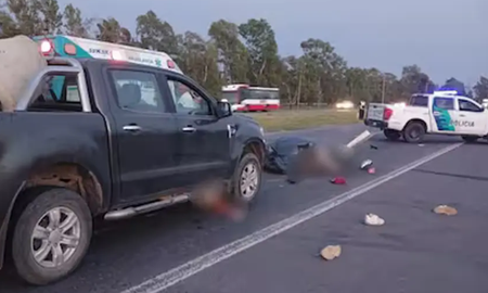 ruta 2: cuatro personas en una misma moto chocaron con un camion, cayeron, los atropello una camioneta y murieron ruta 2: cuatro personas en una misma moto chocaron con un camion, cayeron, los atropello una camioneta y murieron