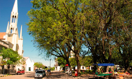 Escondida sobre el río Paraná, se encuentra la ciudad de La Paz, la cual enamora a todos sus visitantes. Escondida sobre el río Paraná, se encuentra la ciudad de La Paz, la cual enamora a todos sus visitantes.