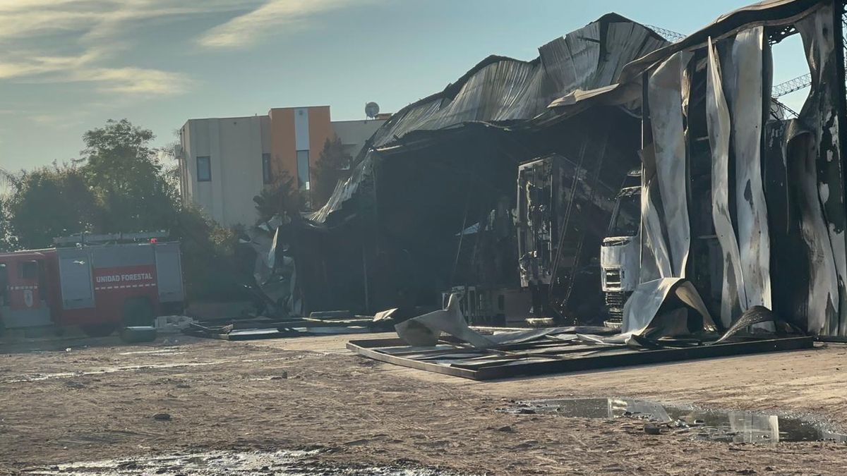 As&iacute; se ve&iacute;a este viernes por la ma&ntilde;ana el dep&oacute;sito que tom&oacute; fuego durante la noche.