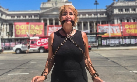 Nancy Pazos se encadenó y amordazó en protesta contra la reforma laboral. Nancy Pazos se encadenó y amordazó en protesta contra la reforma laboral.