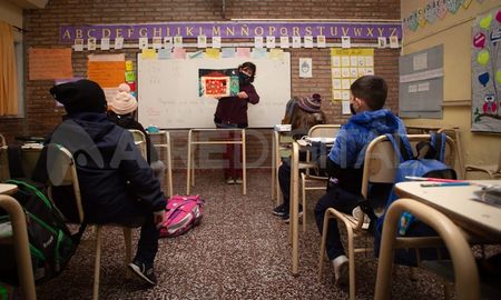 La carrera docente en la Argentina tiene reglas de hace 60 años, está atrasada y ni siquiera permite un salario acorde al nivel de formación, afirma uno de los autores del informe. La carrera docente en la Argentina tiene reglas de hace 60 años, está atrasada y ni siquiera permite un salario acorde al nivel de formación, afirma uno de los autores del informe.