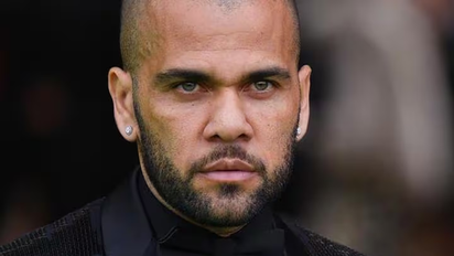 Dani Alves vuelve al fútbol tras salir de la cárcel