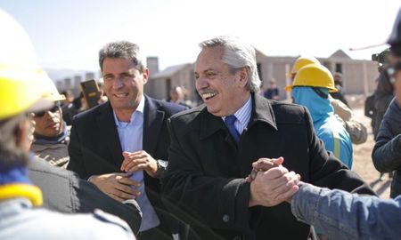 Ponemos todo nuestro empeño en darle una mejor vida a los argentinos y las argentinas, dijo el Presidente en San Juan al recorrer y entregar viviendas Ponemos todo nuestro empeño en darle una mejor vida a los argentinos y las argentinas, dijo el Presidente en San Juan al recorrer y entregar viviendas
