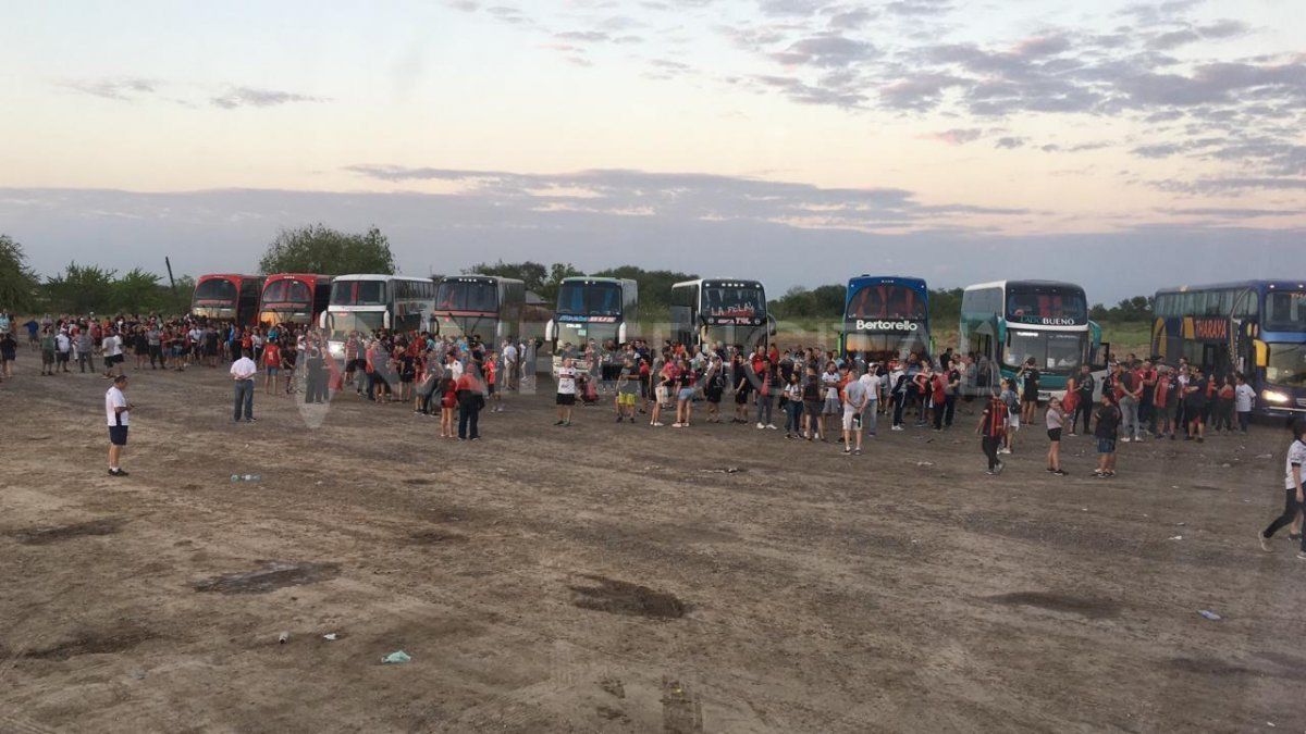 Hinchas de Col&oacute;n en camino a Asunci&oacute;n