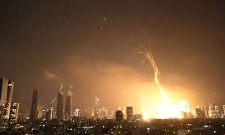 Medios de Israel reportaron impactos de misiles iraníes en el centro de Tel Aviv y otras áreas del país tras una tercera oleada de ataques lanzados por Irán. Medios de Israel reportaron impactos de misiles iraníes en el centro de Tel Aviv y otras áreas del país tras una tercera oleada de ataques lanzados por Irán.