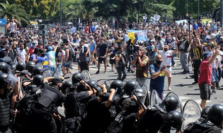 Los incidentes en la puerta de Casa Rosada para entrar al velatorio de Diego Maradona comenzaron pasado el mediodía Los incidentes en la puerta de Casa Rosada para entrar al velatorio de Diego Maradona comenzaron pasado el mediodía