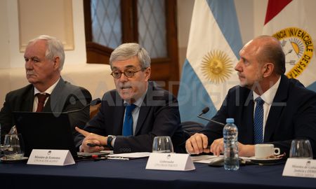 Omar Perotti y Walter Agosto brindaron una conferencia de prensa con los detalles sobre el acuerdo con el Estado nacional respecto al pago de la deuda por deducciones indebidas de fondos coparticipables. Omar Perotti y Walter Agosto brindaron una conferencia de prensa con los detalles sobre el acuerdo con el Estado nacional respecto al pago de la deuda por deducciones indebidas de fondos coparticipables.