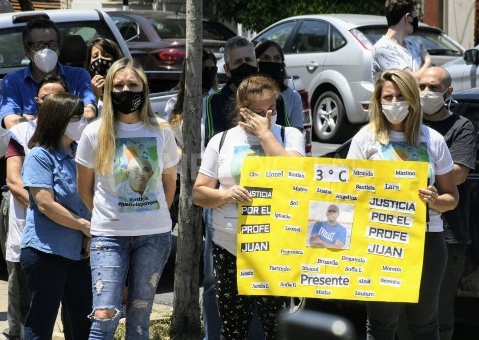 Colegas y amigos de Juan Carlos Chiocca exigieron justicia por el crimen del maestro en Rosario.