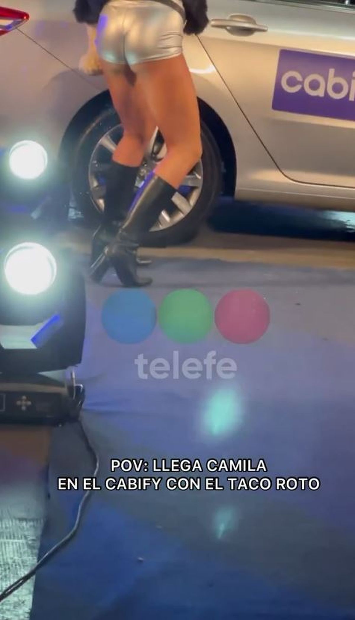 A Camila se le rompió el taco de la bota.