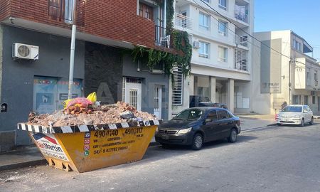 En contacto con la prensa, la víctima del robo relató que “cuando gritamos con mi esposo, el delincuente se tiró por el balcón directamente a la calle”. Fue en Irigoyen Freyre al 2200. En contacto con la prensa, la víctima del robo relató que “cuando gritamos con mi esposo, el delincuente se tiró por el balcón directamente a la calle”. Fue en Irigoyen Freyre al 2200.
