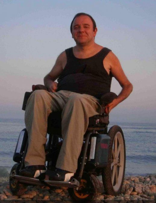 Bernardo Charpentier se movilizaba en silla de rueda a causa de una discapacidad motriz, por lo que tenía un asistente terapéutico que lo ayudaba y fue quien lo encontró sin signos vitales al ingresar a la vivienda 