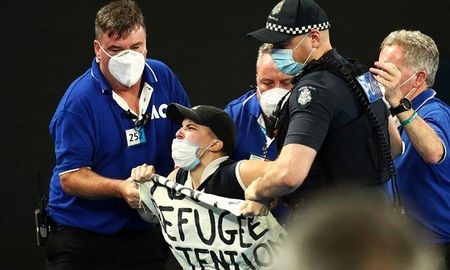 Ocurrió una protesta durante el segundo set del Abierto de Australia, cuando el español Rafael Nadal tenía su servicio frente al ruso Daniil Medvedev. Ocurrió una protesta durante el segundo set del Abierto de Australia, cuando el español Rafael Nadal tenía su servicio frente al ruso Daniil Medvedev.