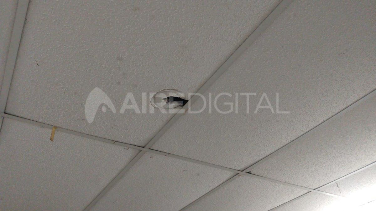 Robaron y provocaron destrozos: arrancaron los ventiladores del techo