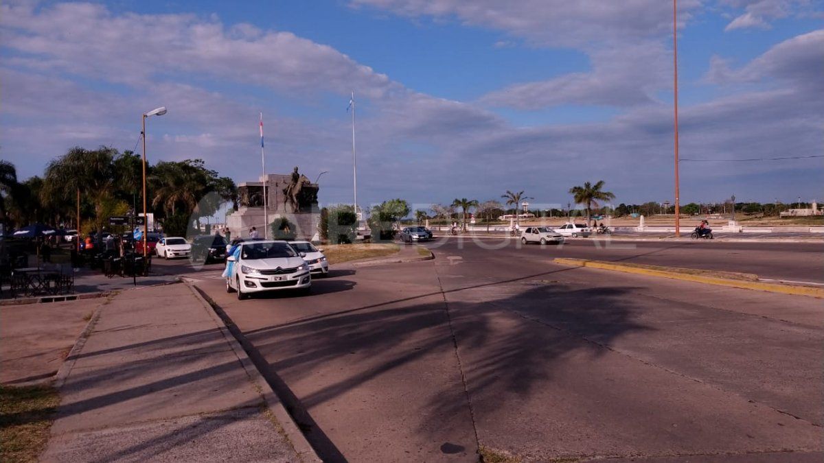 La caravana de padres y estudiantes del las escuelas secundarias y primarias de Santa Fe reclamaron la vuelta a las clases presenciales.&nbsp;
