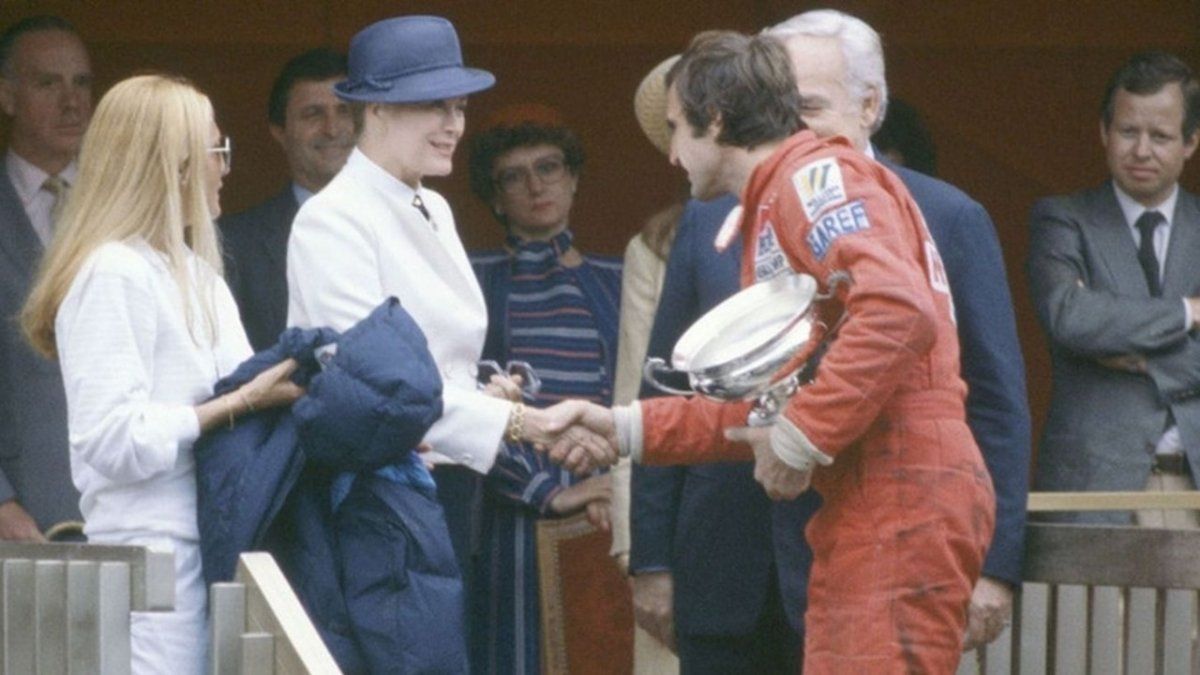 El domingo 18 de mayo, Lole ganó en el mítico callejero de Montecarlo, bajo la lluvia, y terminó con una racha de 20 meses sin victorias. Con estas difíciles condiciones en la pista, Reutemann –en la foto, saludando a la princesa Grace Kelly, esposa del príncipe Raniero III de Mónaco levantó la visera de su casco a lo largo de varias vueltas para apreciar mejor dónde había charcos que podrían provocar un despiste, y evitarlos.