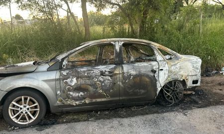El automóvil, un Ford Focus, resultó destruido casi en su totalidad por las llamas. El automóvil, un Ford Focus, resultó destruido casi en su totalidad por las llamas.