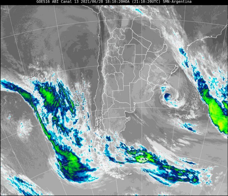 En la imagen satelital se observa un centro de baja presión que se dirige mar adentro, provocando fuertes ráfagas de viento en la costa bonaerense, y favoreciendo el ingreso de aire muy frio a todo el centro del país.